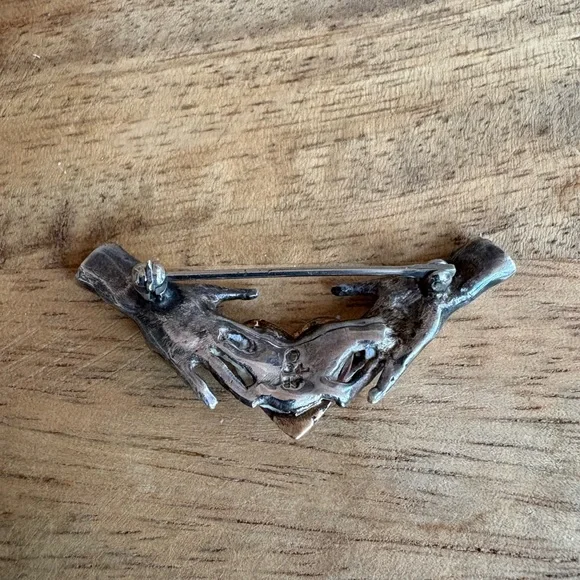Unique artisan-made pin with gold heart held by two silver hands - Picture 10 of 15